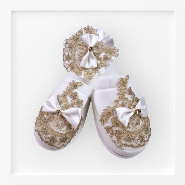 حذاء نسائي مع ربطة ببيونة