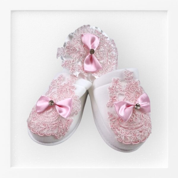 حذاء نسائي مع ربطة ببيونة