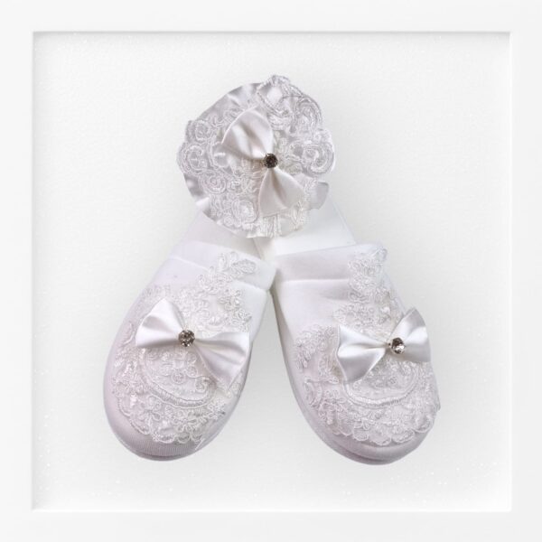 حذاء نسائي مع ربطة ببيونة