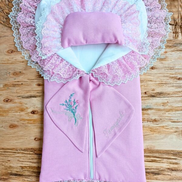 قنداق دانتيل بناتي مع مخدة بأطراف دانتيل