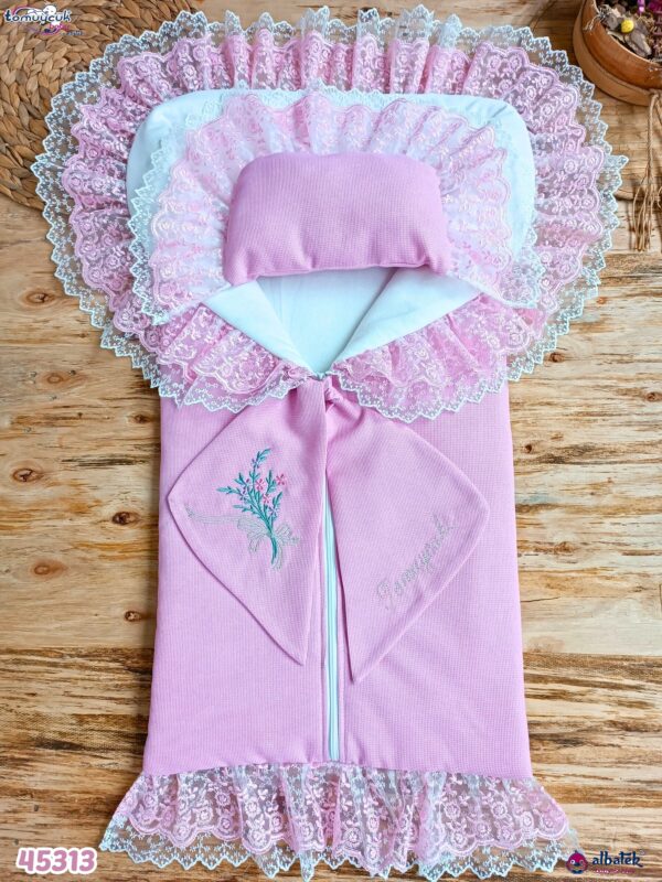 قنداق دانتيل بناتي مع مخدة بأطراف دانتيل