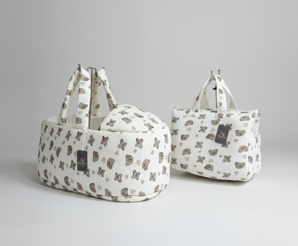 حمالة بيبي مع شنتة برسم دبدوب