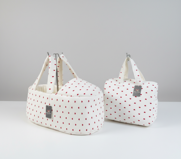 حمالة بيبي مع شنتة برسم قلوب